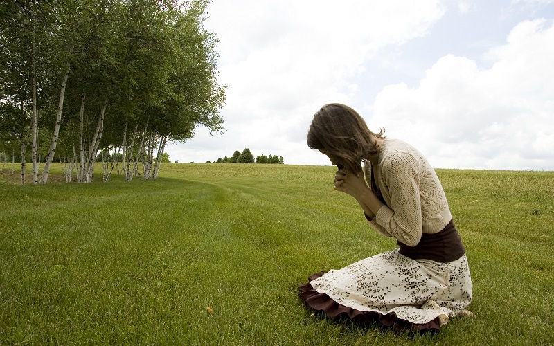 KNEES@NOON – Calling All Christians to Battle